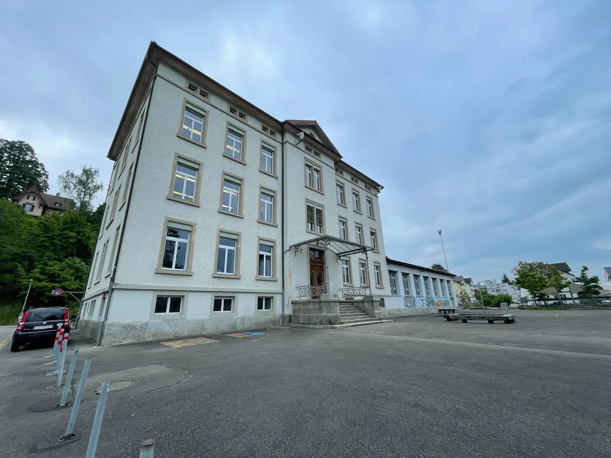 Bild eines Schlhauses mit einem Anbau.